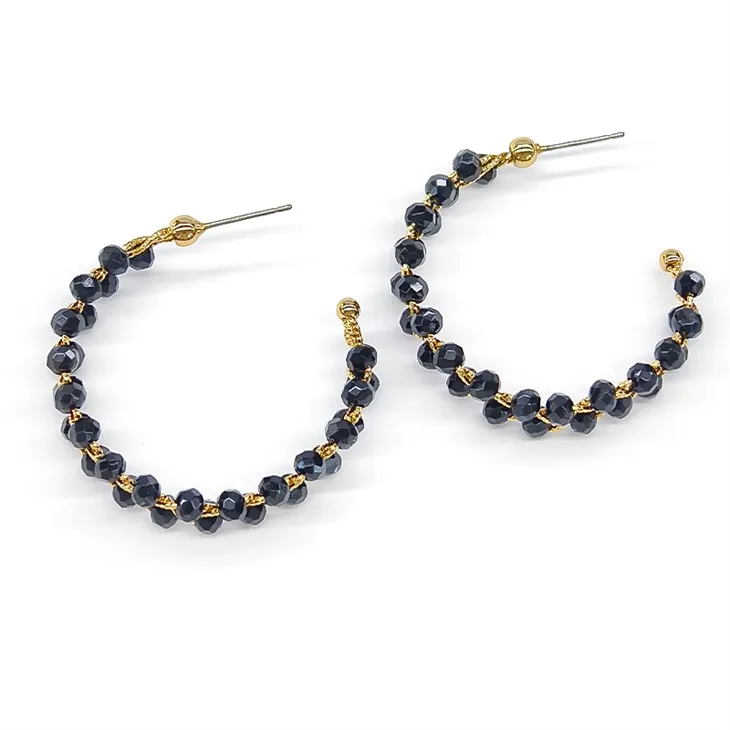 Naušnica s crnim perlama