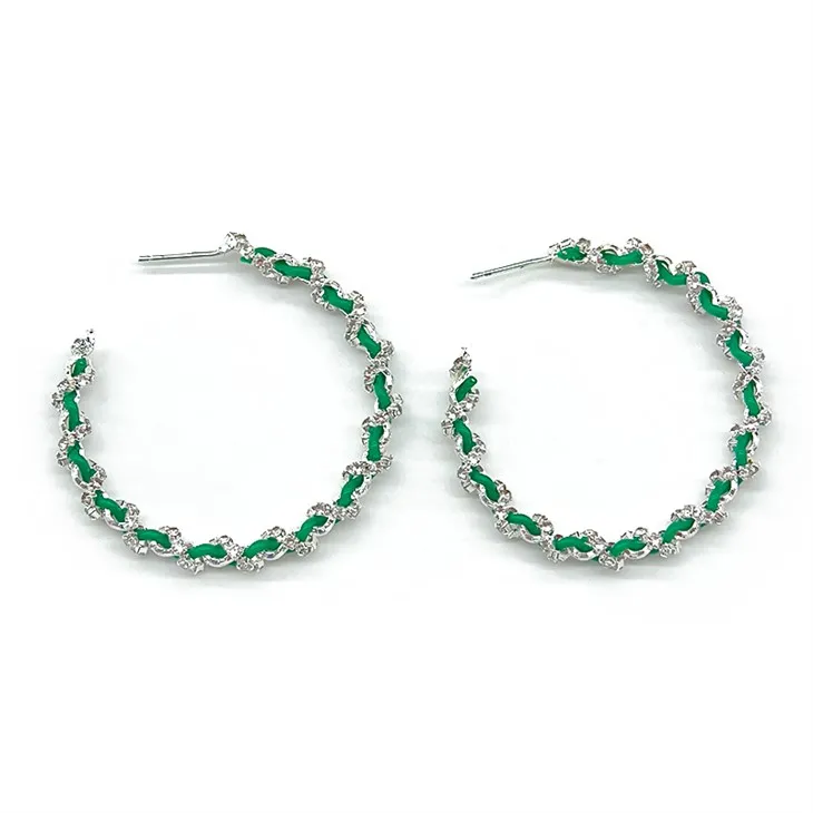 Zelena naušnica sa teksturom dragog kamenja